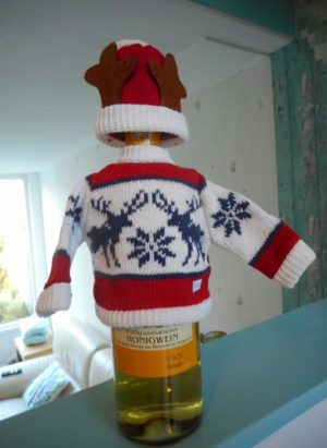Trui en muts blauw wit en rood 2 rendier voor fles